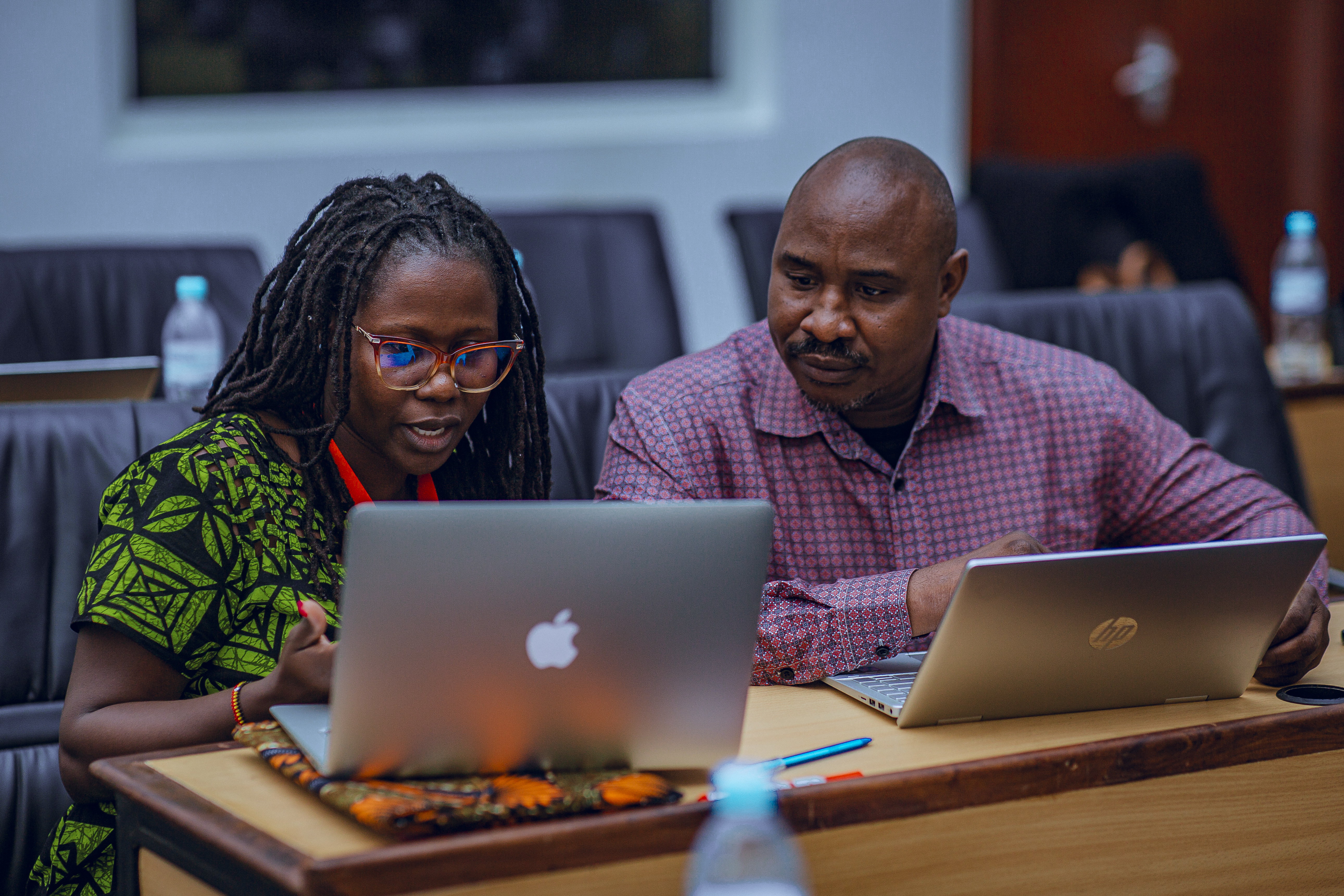 APC's Peace Oliver Amuge works with a participant during AfriSIG 2025. Photo courtesy of Hugo Domingo.