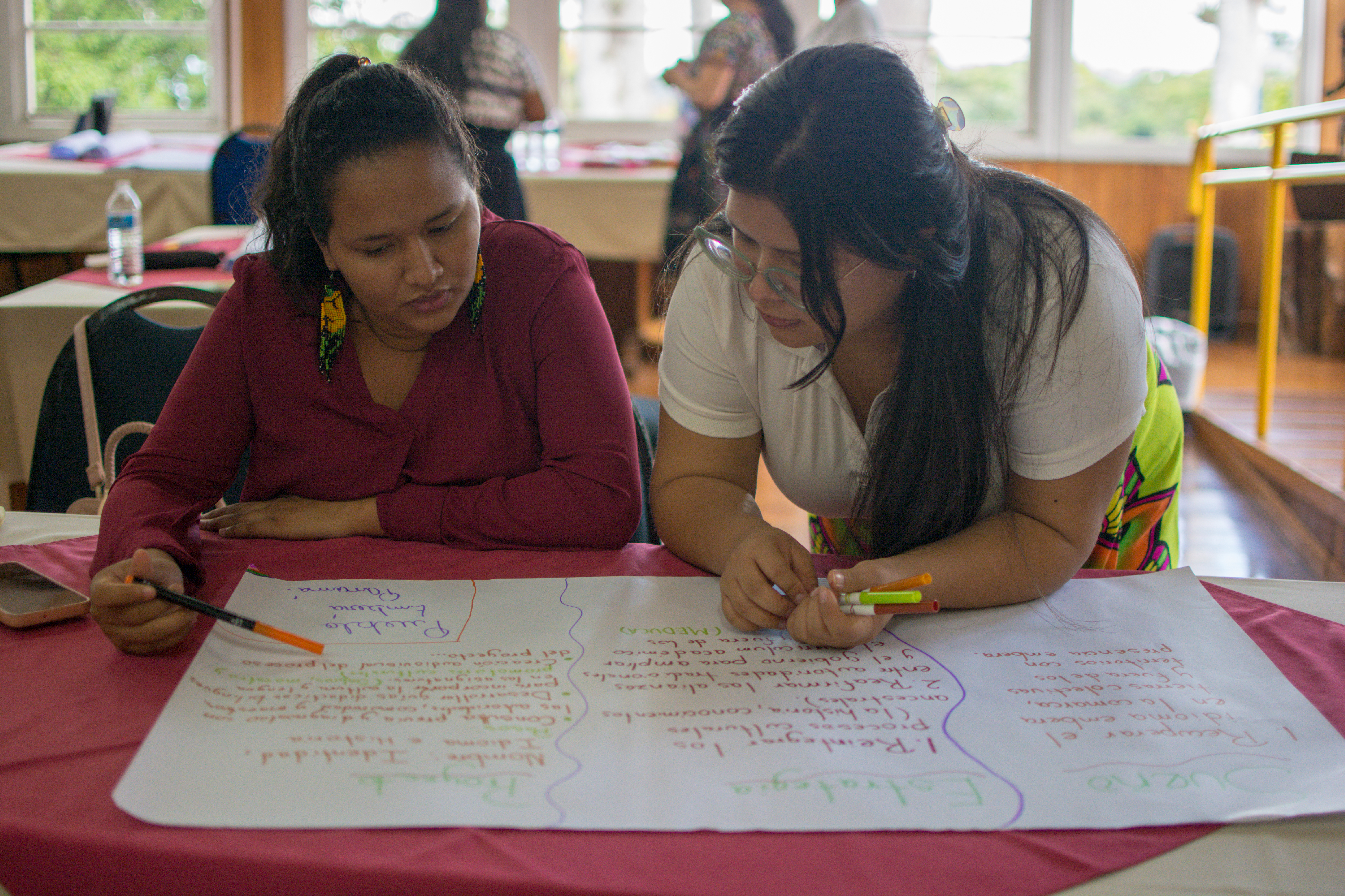 Dos mujeres trabajando sobre un escrito