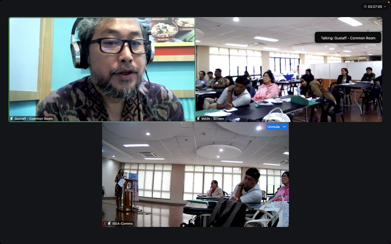 Gustaff Iskandar from the Common Room Networks Foundation shared with participants of the course the experience of the Kasepuhan Ciptagelar initiative.
