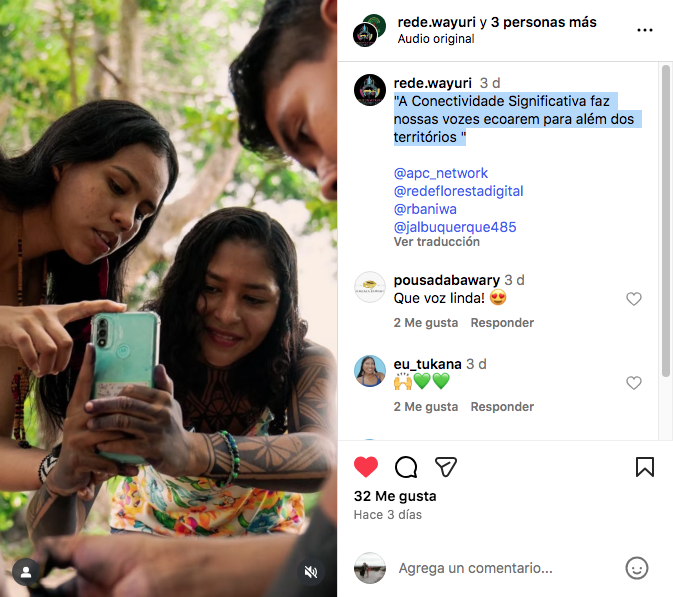 Jovens adultos se reúnem ao ar livre, concentrados e curiosos, olhando para seus smartphones. O ambiente é acolhedor e cooperativo, transmitindo uma sensação de comunidade.