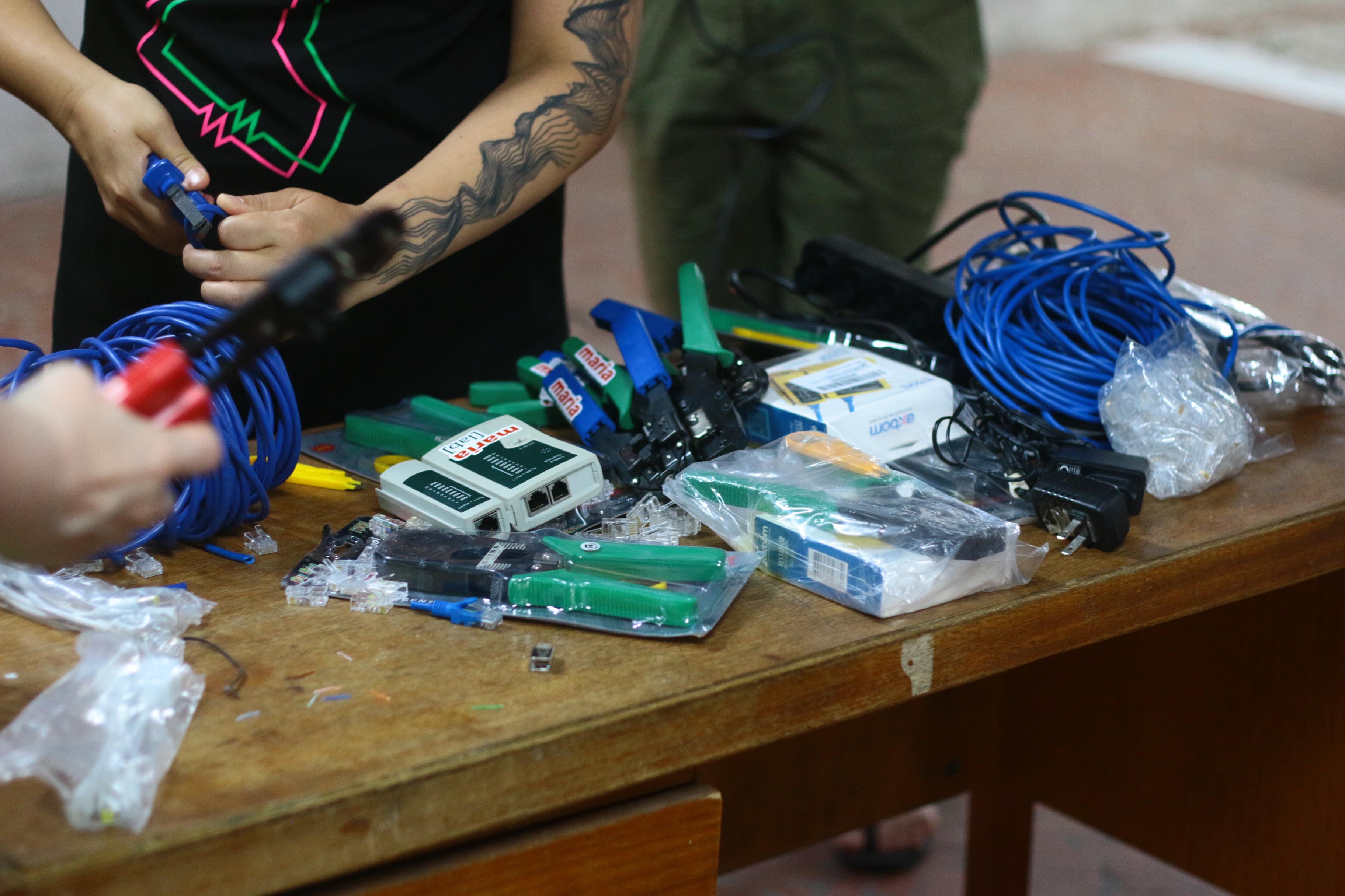 The workshops focused on the theory of cabling and logical network configuration, practical activities with crimpers and pliers.