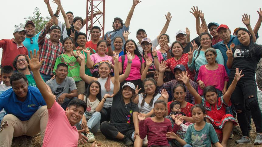 Grupo de personas celebrando 