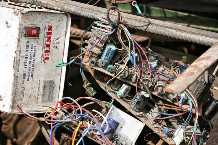 Photo: E-Waste Recycling by Alex Proimos, used under CC BY-NC 2.0 licence (https://flic.kr/p/bGXvPH)