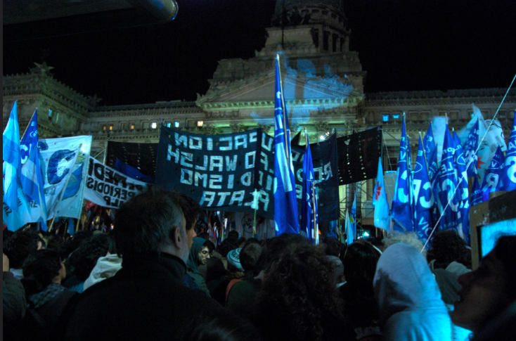 Imagen: "Crowd in front of Congreso" por Beatrice Murch bajo licencia Creative Commons (www.flickr.com/photos/blmurch/4002694625/)