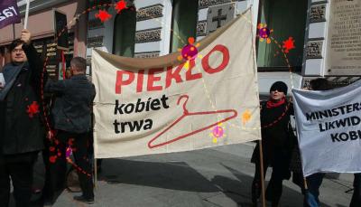  image linking to Polish protests against abortion ban during COVID-19 